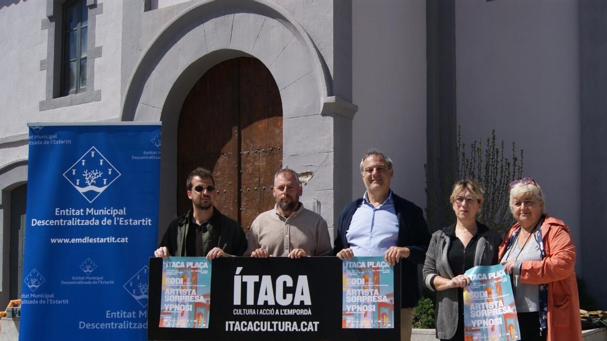 Autoritats i organitzadors, presentant el cartell a l'Estartit.