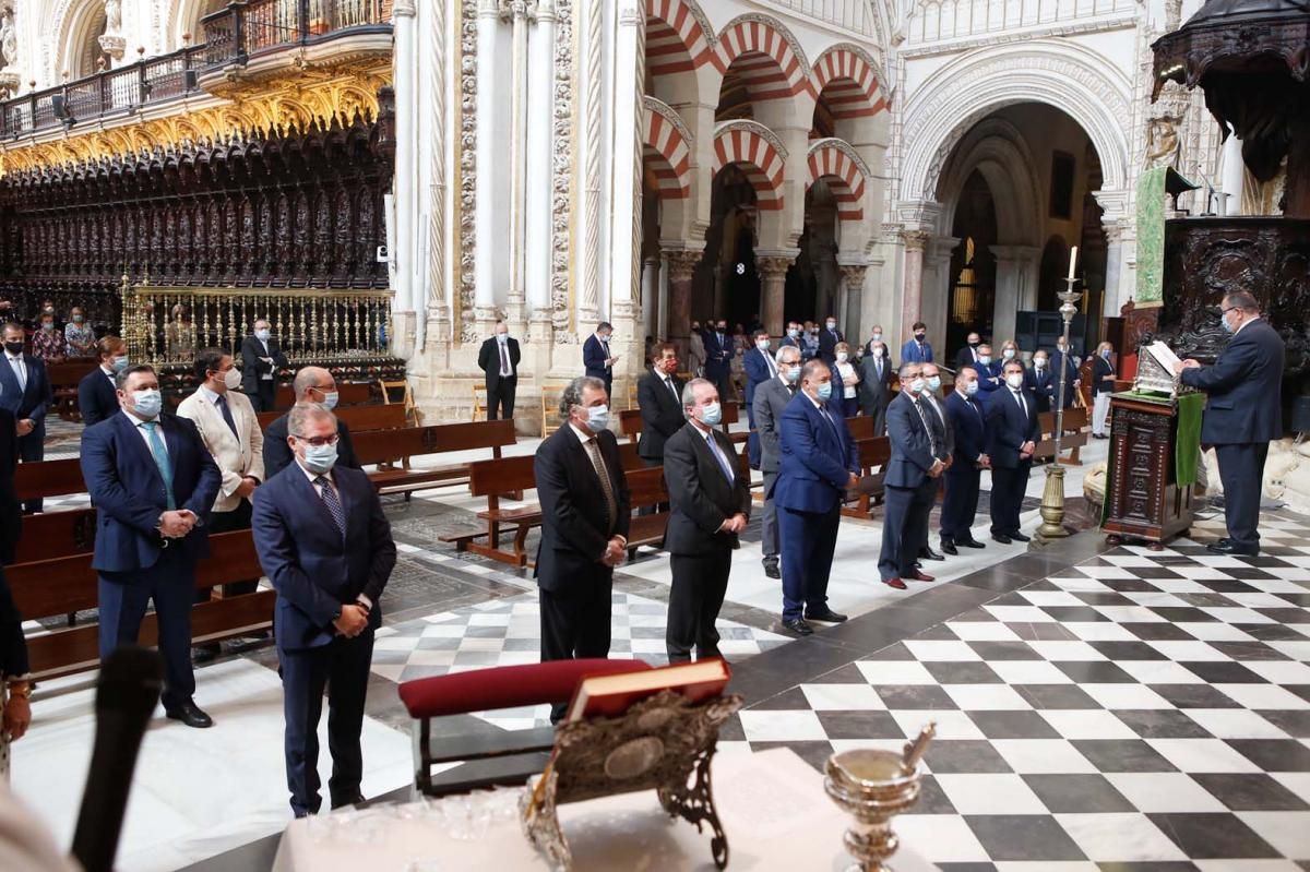 Olga Caballero y la junta directiva de la Agrupación de Cofradías toman posesión en la Catedral