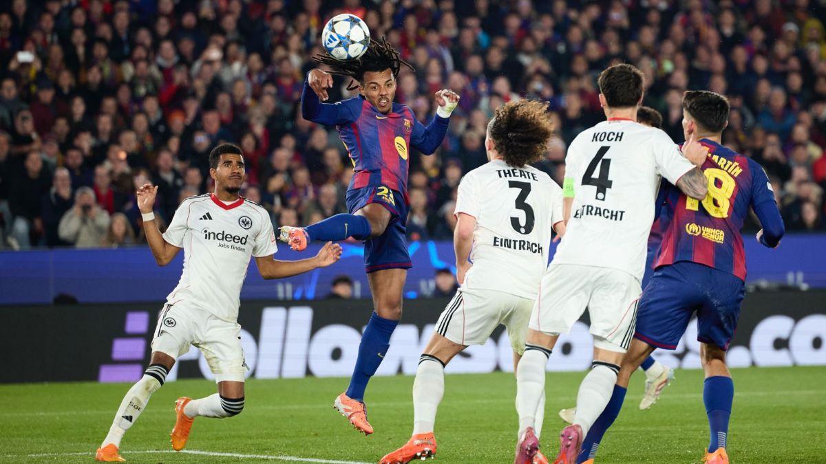 Jules Koundé se suspende en el aire para rematar de cabeza y marcar el segundo gol del Barça
