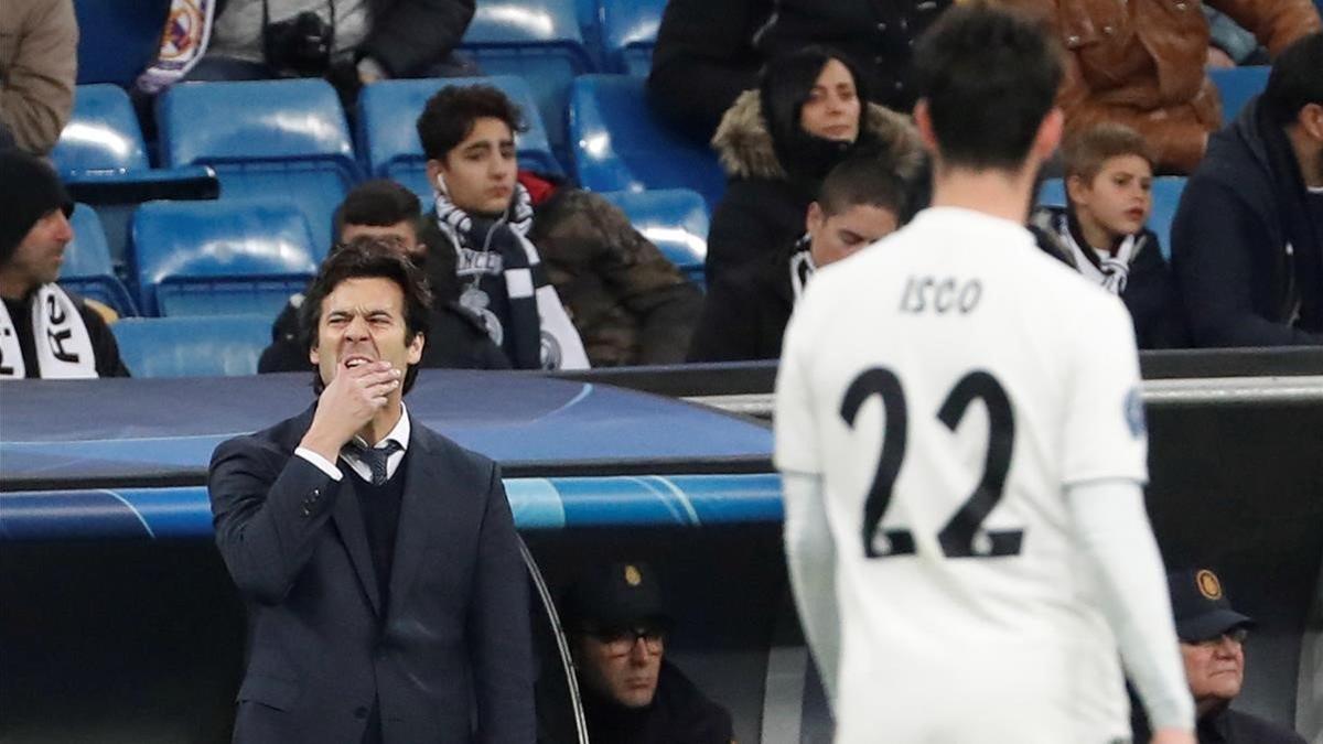 Solari, preocupado, ante Isco en el Bernabéu.