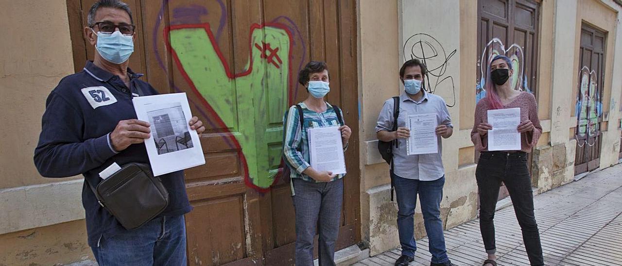 Cuatro de los siete multados, que finalmente no serán sancionados, a las puertas del Ideal. |