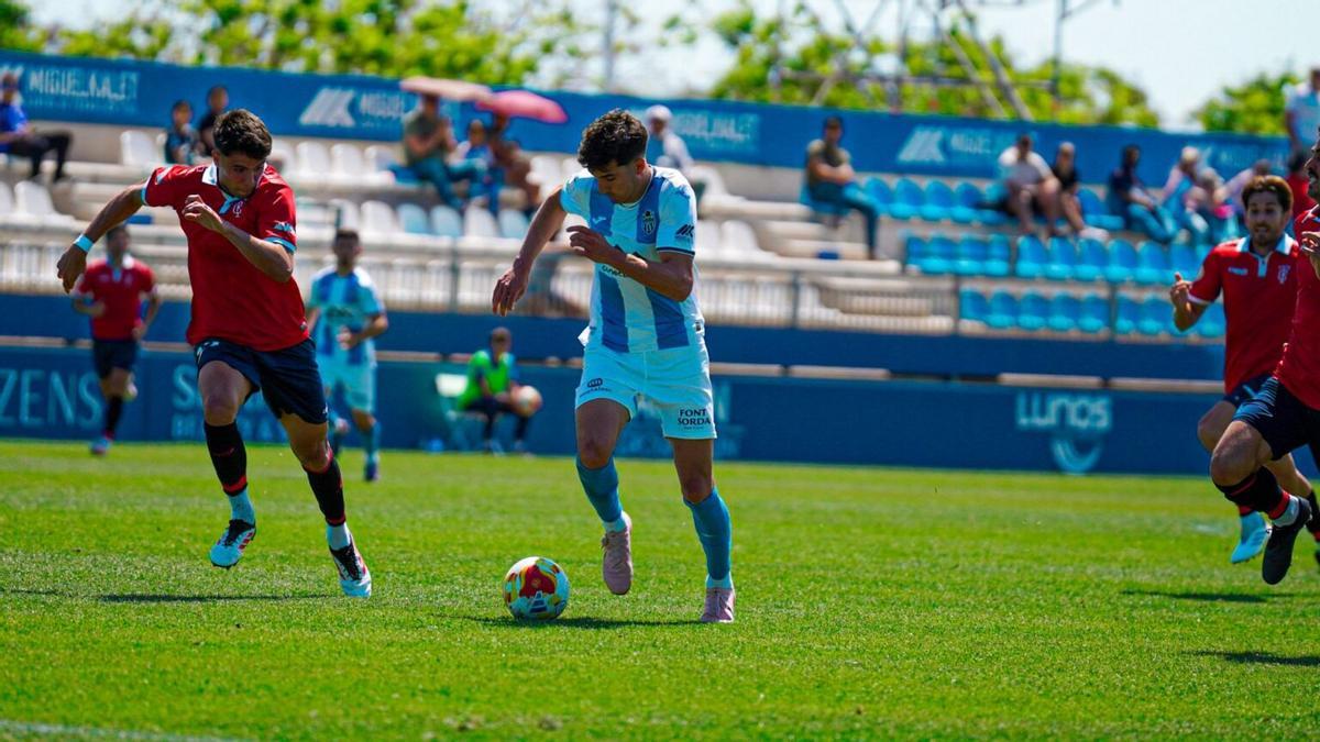 Tovar conduce el balón en una jugada de ataque del Atlético Baleares