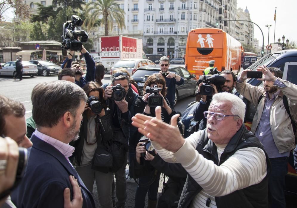 La polémica llegó con el autobús de la plataforma "Hazte oír" a las calles de Valencia. Su  presidente Ignacio Arzuaga tuvo que presenciar los reproches de varios ciudadanos que discrepaban con su presencia.