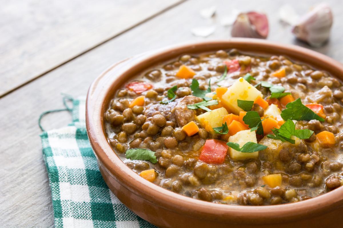 Un plato de lentejas con verduras.