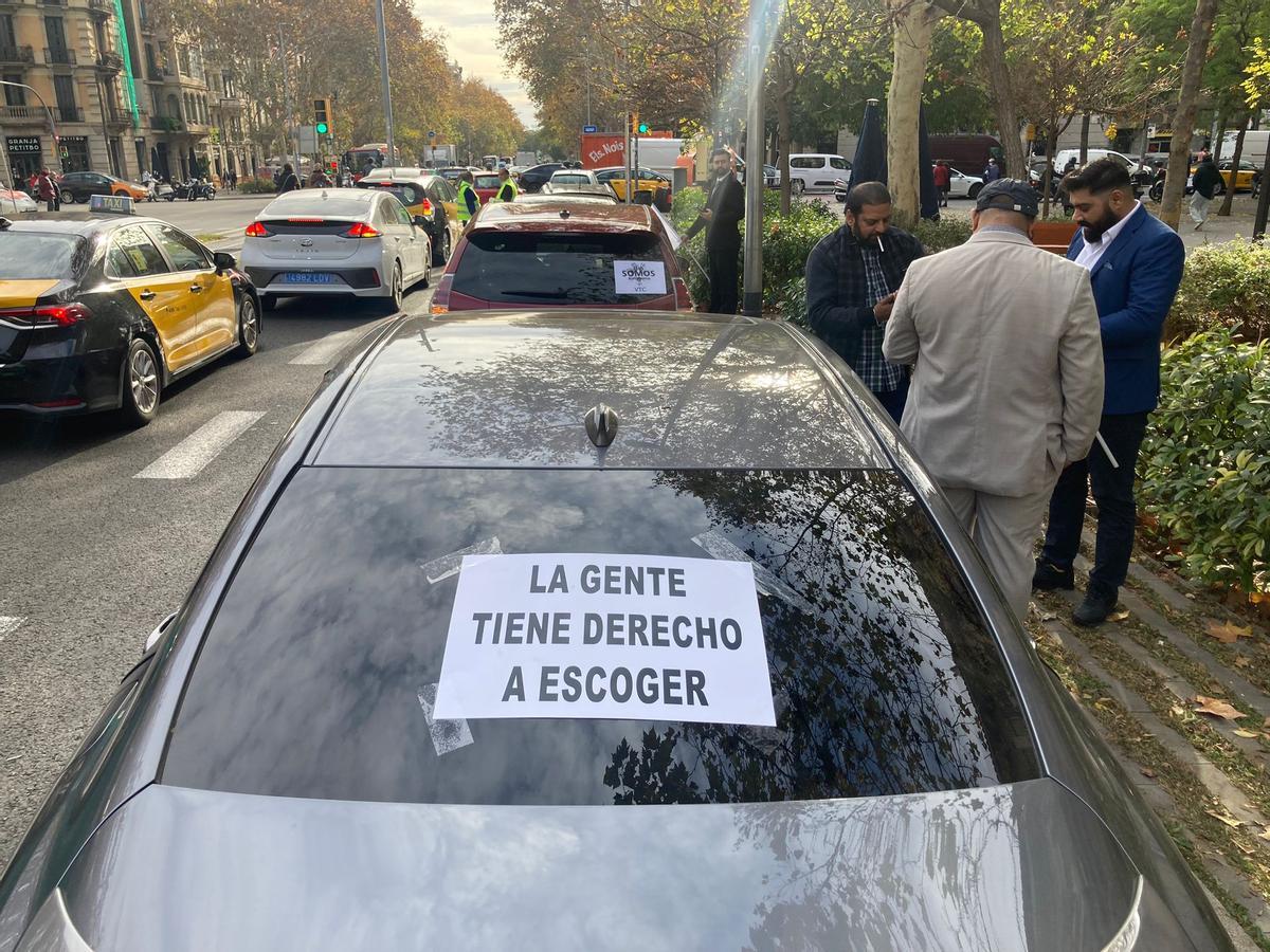 Marcha lenta de conductores de VTC por el centro de Barcelona