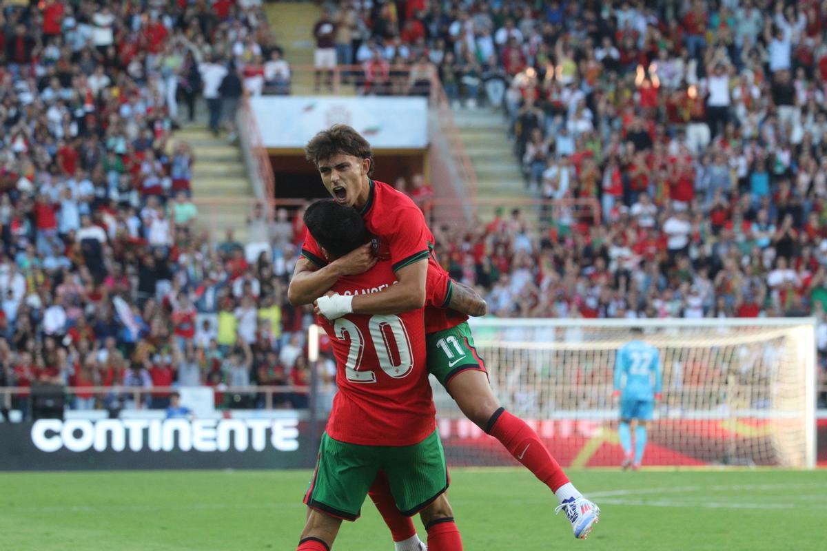 João Félix celebra amb João Cancelo un gol amb la selecció portuguesa