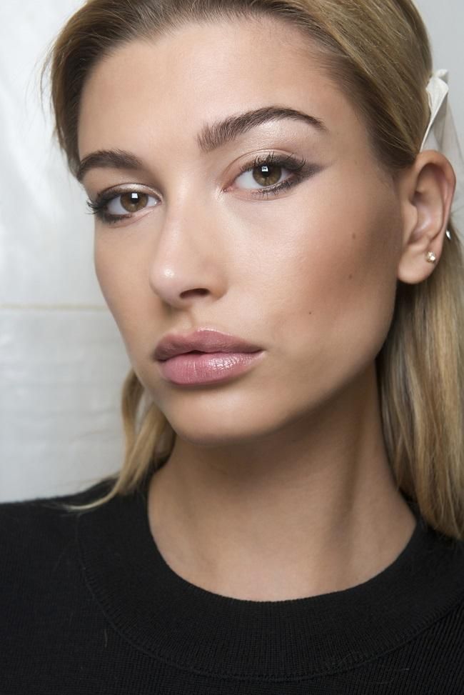 Hailey Baldwin Bieber en el 'backstage beauty' del desfile de Elie Saab primavera-verano 2017