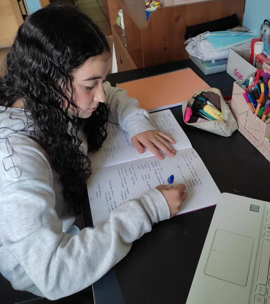 La ovetense Lorena Fuente, haciendo ejercicios en el escritorio de su habitación. 