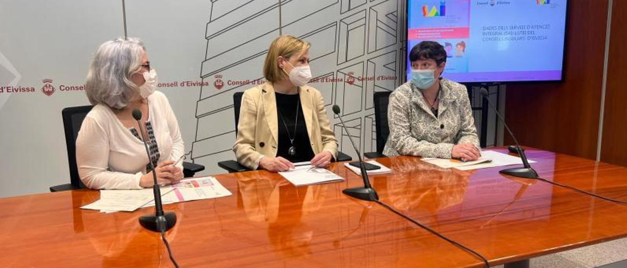 Tonyi Ferrer, Carolina Escandell e Inés Machado durante la presentación de la memoria del primer año de actividad del SAI