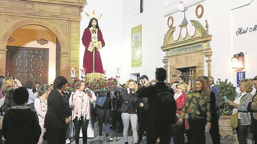 Vía crucis de las hermandades con el cautivo