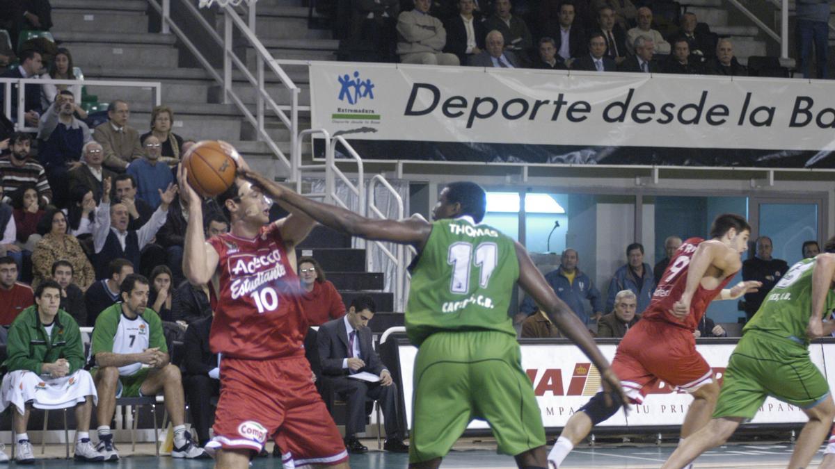 Carlos Jiménez, con el balón ante Deon Thomas en la última visita del Estudiantes a Cáceres, el 27 de diciembre de 2002 (victoria madrileña por 69-74).