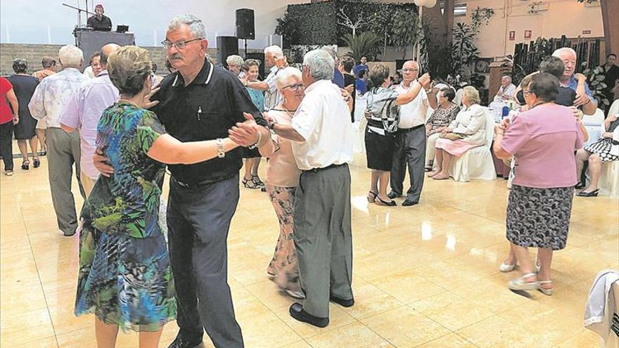 Betxí homenajea a los jubilados con una multitudinaria comida y baile