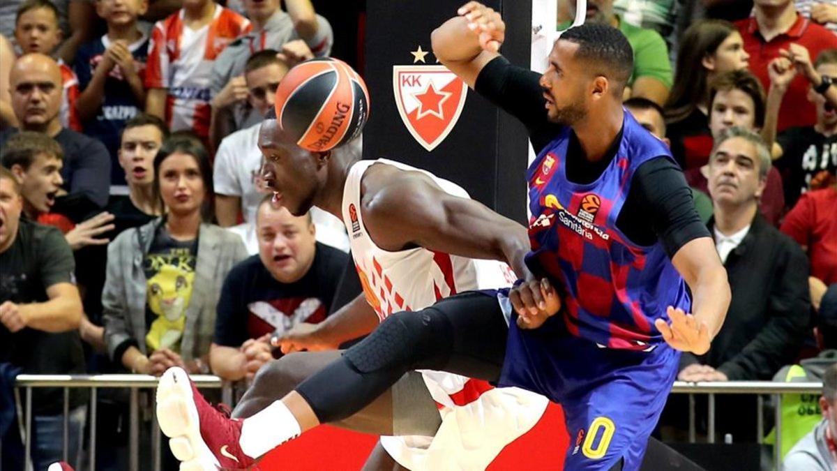 Brandon Davies se las vio con un 'muro', Michael Ojo