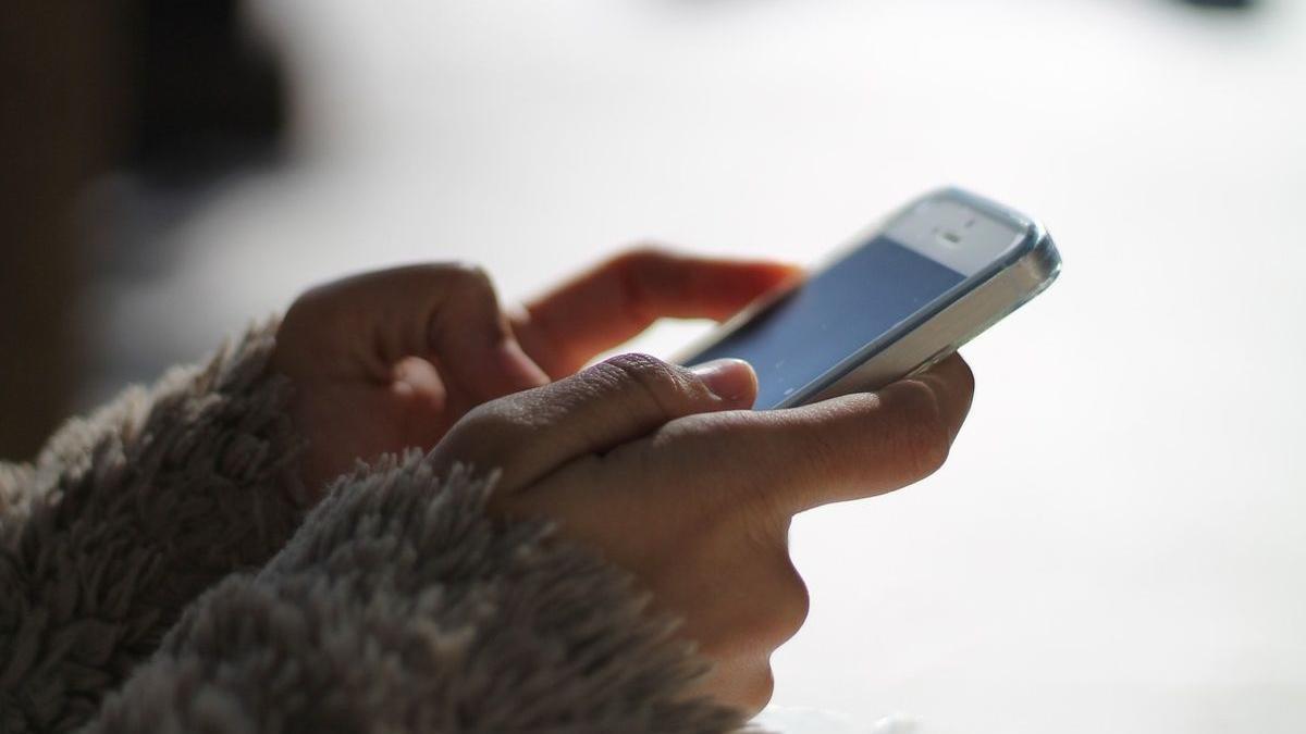 Mujer navegando en aplicación