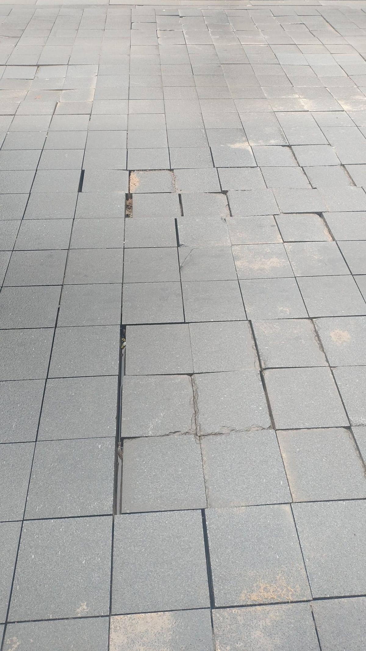 Detalle del pavimento de la avenida de Extremadura, con baldosas deterioradas.