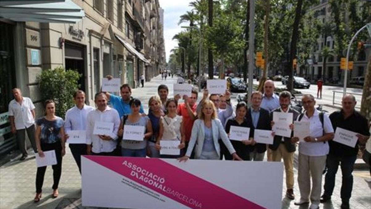 Restauradores de la Diagonal en pie de guerra, ayer en mitad de la calle.