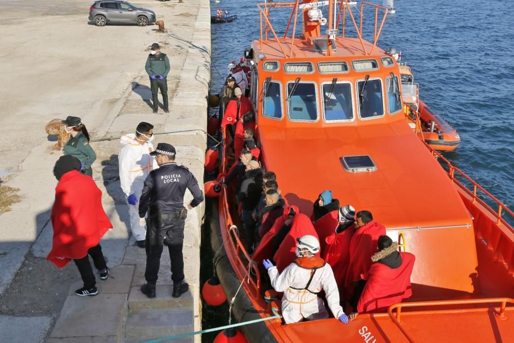 Guardia Civil, Cruz Roja y Salvamento Marítimo han puesto en marcha el protocolo para recepcionar a 24 personas rescatadas en el mar y que ocupaban una patera. 20 hombres y cuatro mujeres