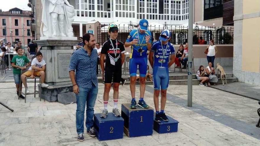 Mario Palacios y Lidia Pinto ganan el torneo &quot;Villa de Pravia&quot; de ciclismo