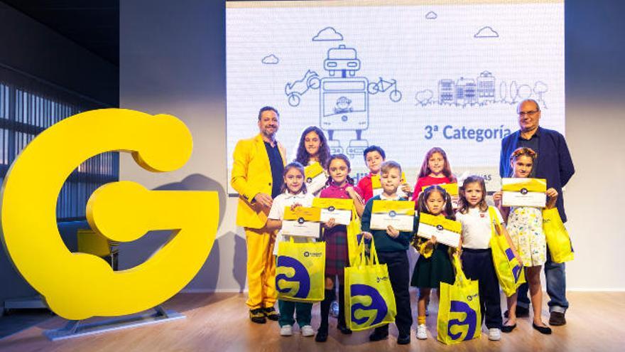 Archi el Mago y Miguel Ángel Rodríguez con los niños ganadores del certamen de dibujo de Guaguas.