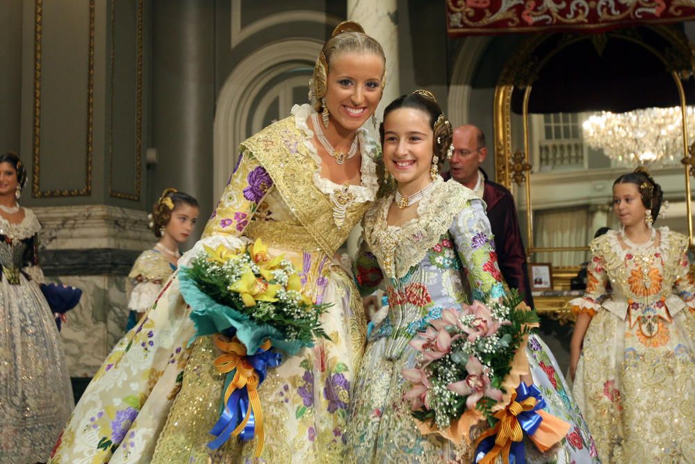 Y pocas horas más tarde, ya convertidas en falleras mayores en el Ayuntamiento.