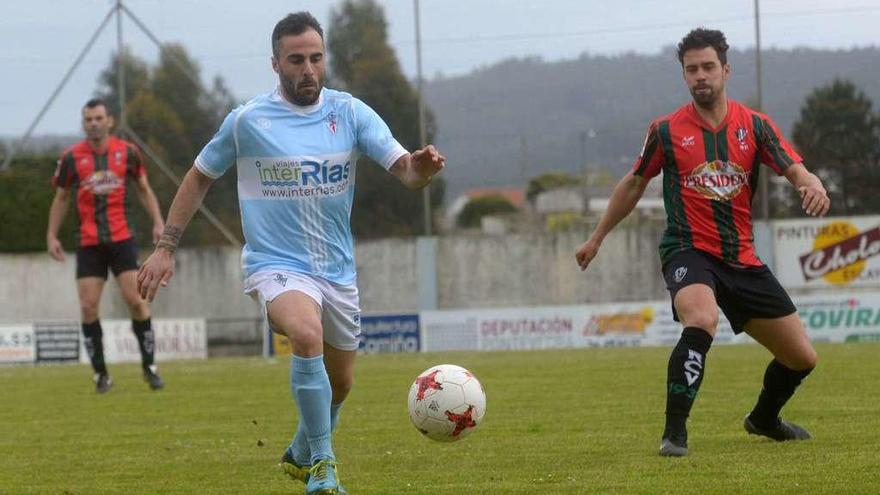 Aarón Paredes, en un momento del encuentro disputado ayer en San Pedro. // Noé Parga