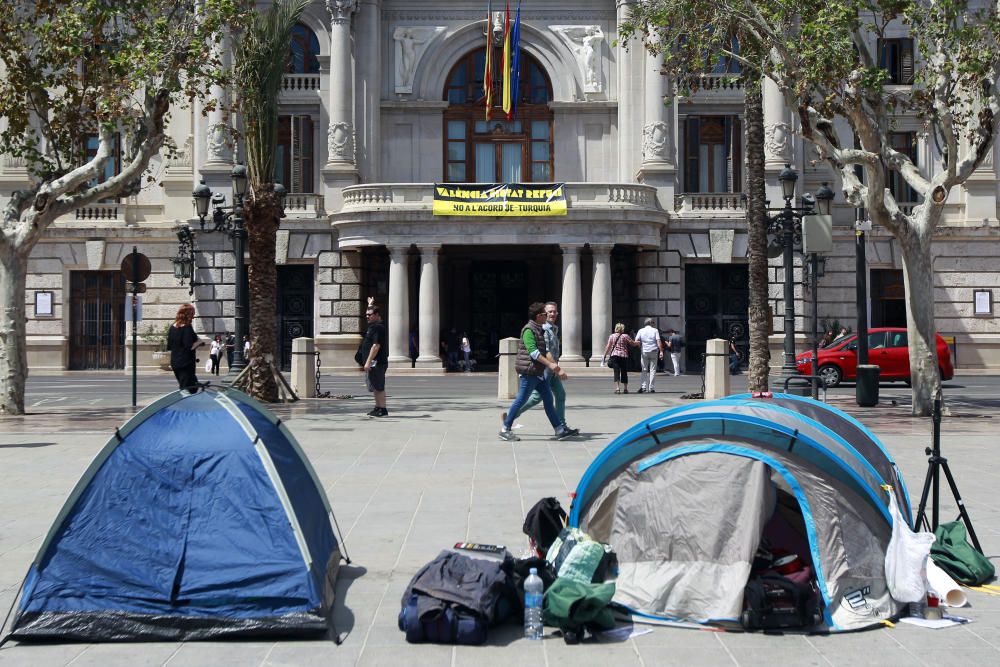 Acampada por los refugiados en la plaza del Ayuntamiento