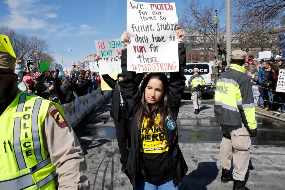 Miles de personas se han manifestado en Washington contra la venta de armas.