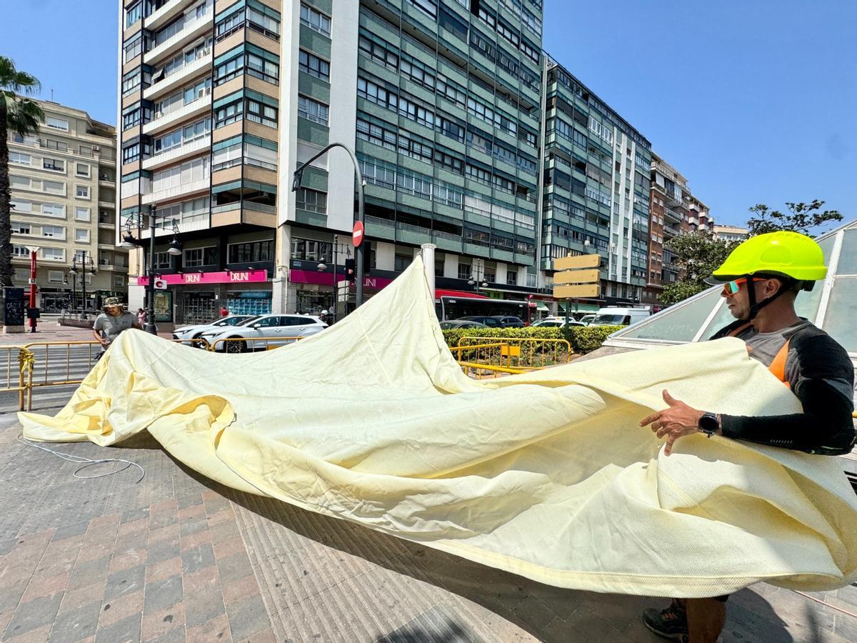 Instalación de los nuevos toldos del plan de sombras.