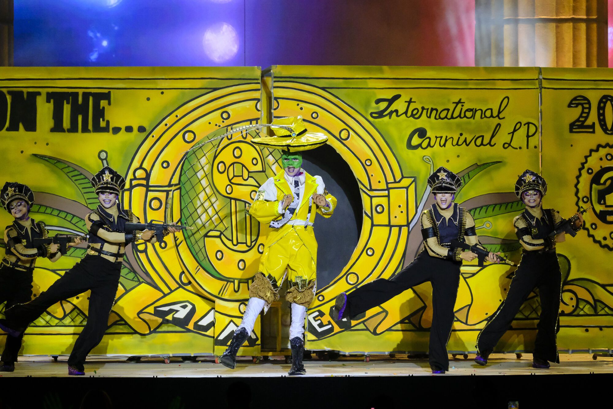 13. Drag Armek (Pedro Llomar Miranda González) Con el patrocinio de Salón Belleza Jared Pascual y con un diseño de Nancy Henríquez González presenta el espectáculo La belleza de lo oculto.