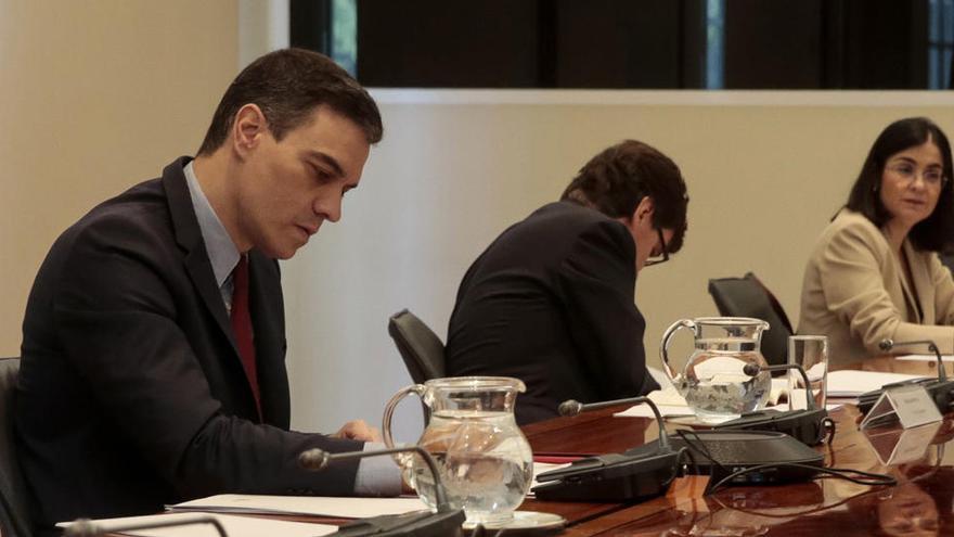 El presidente del Gobierno, Pedro SÃ¡nchez (i), mantiene una videoconferencia con los presidentes autonÃ³micos.