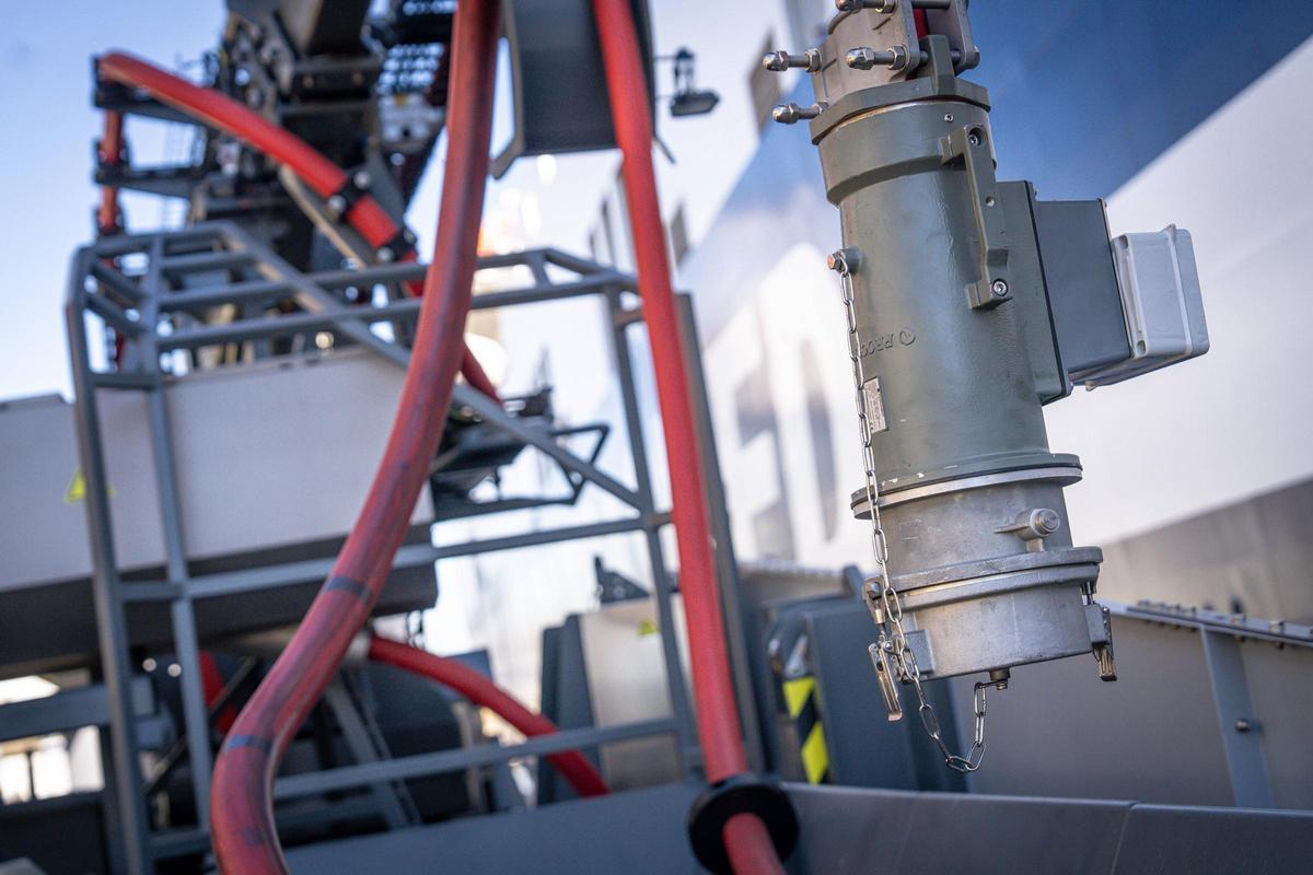 El Port de Barcelona estrena la conexión eléctrica de la terminal de ferris de Grimaldi