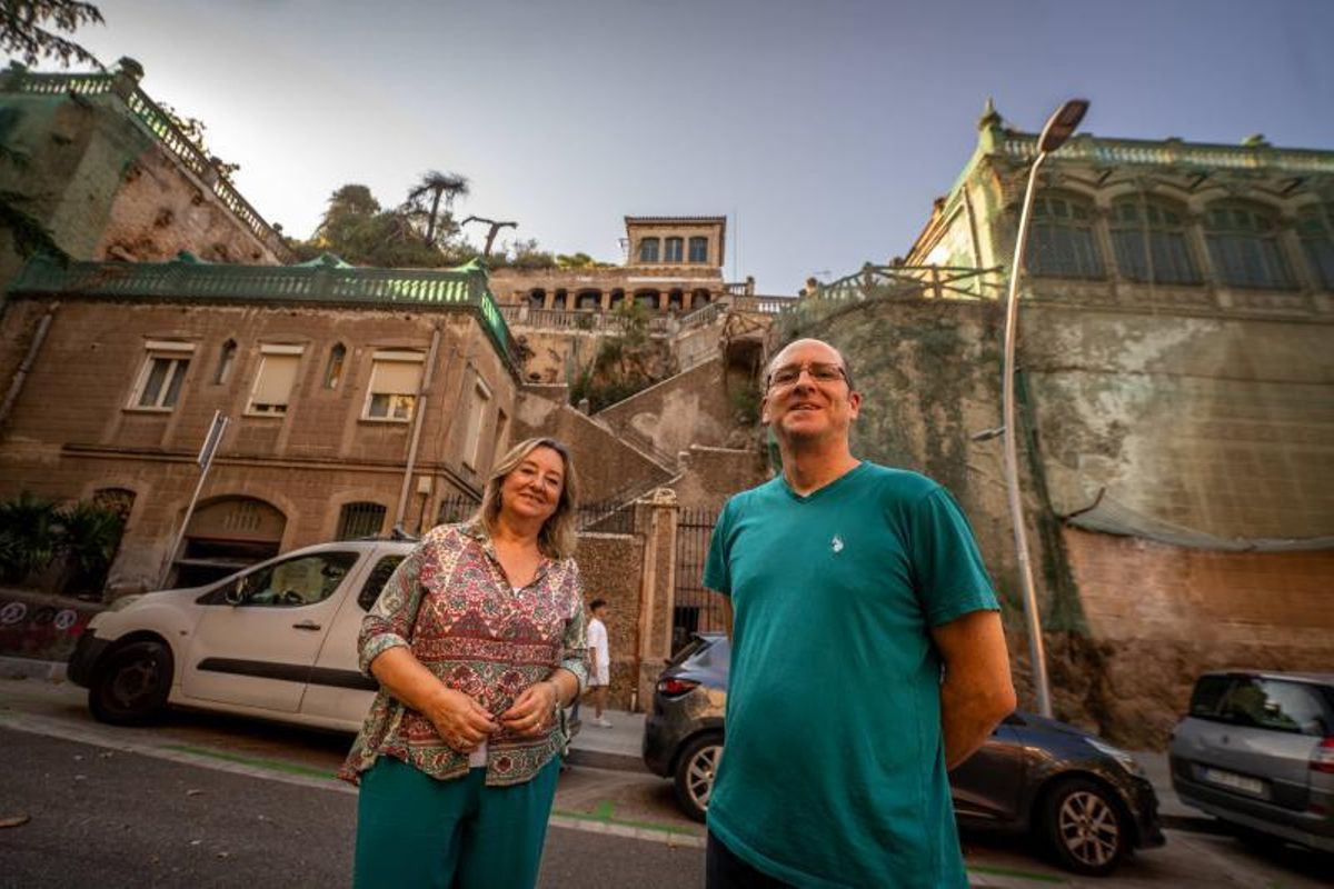 Beatriz y Albert García, este miércoles junto a la casa de Rambla de Mercedes en la que vivieorn sus abuelos, sus padres y ellos.