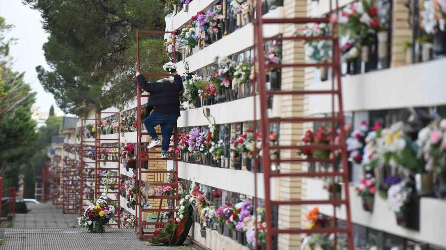 Menos gasto por familia y más empleo precario, la nueva realidad del negocio funerario