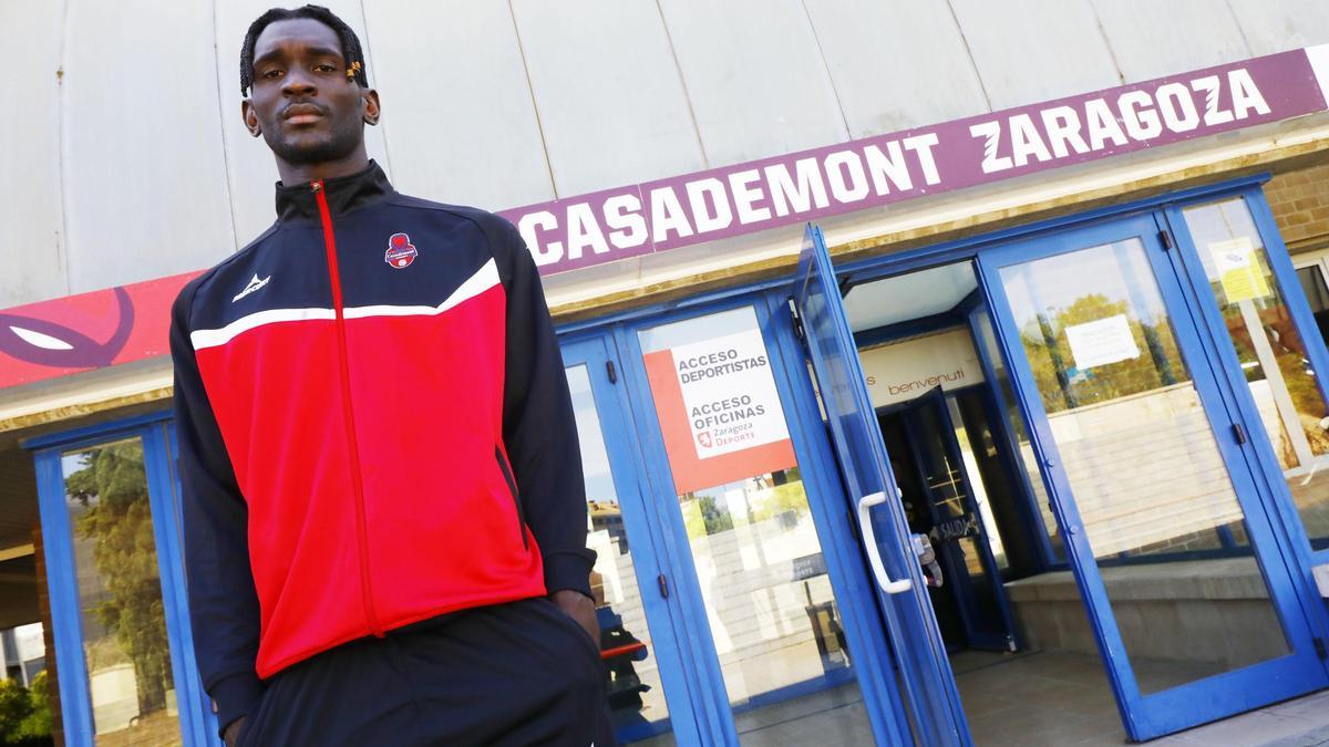Youssouf Traoré posa en los exteriores del Príncipe Felipe