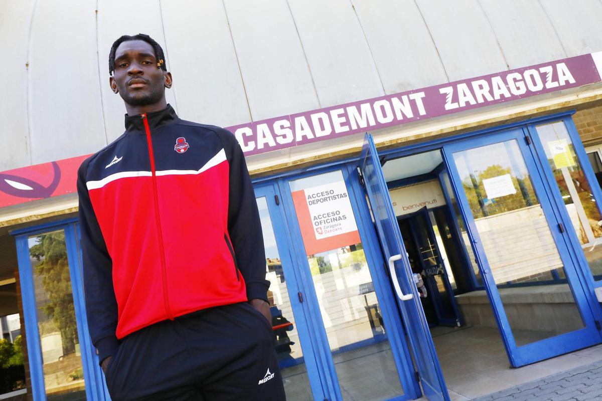 Youssouf Traoré posa en los exteriores del Príncipe Felipe