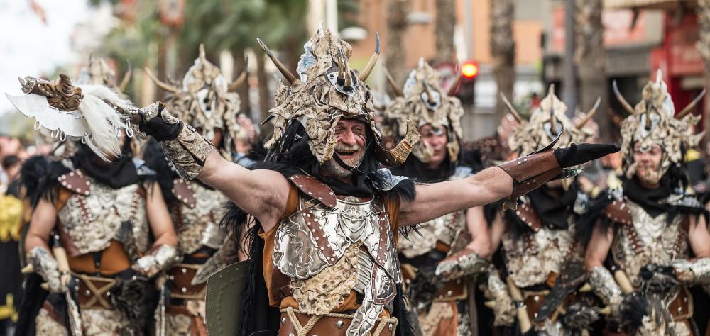 Los bailes y los trajes de los componentes de las comparsas llenaron la calle Alicante y la avenida Ancha de Castelar de colorido y originalidad.