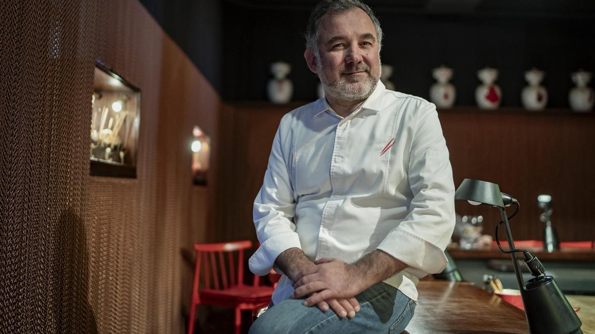 El cocinero Albert Raurich, en el restaurante Dos Palillos, en Barcelona.