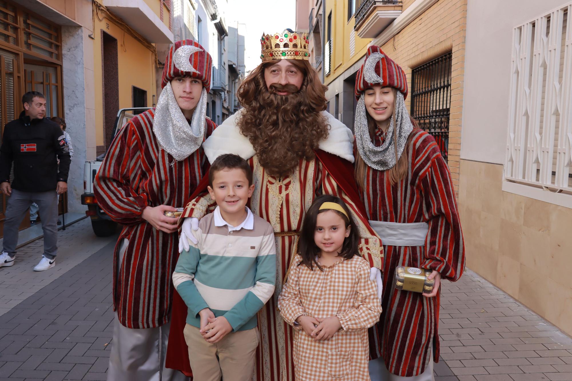 Los Reyes Mayos premian a los vecinos de Vila-real con cientos de regalos en este 2023