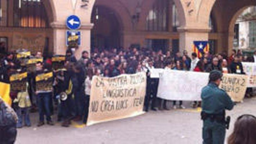 Los protestantes en el Mercado de Felanitx.