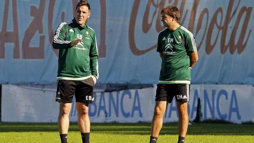 Del azul al verde, en la indumentaria de los técnicos del Celta | El cuerpo técnico del Celta estrenó en el entrenamiento de ayer nueva indumentaria de trabajo. Eduardo Berizzo y su equipo de colaboradores han dejado en el armario la equipación azul para lucir camisetas de color verde. Los jugadores, mientras tanto, entrenan con camisetas de color rojo. La nueva ropa de trabajo del entrenador y de sus colaborades incluye las iniciales de cada uno de ellos en la camiseta y en el pantalón (en la imagen superior, Berizzo y Ernesto Marcucci, ayer en A Madroa). Antes lucían prendas numeradas.