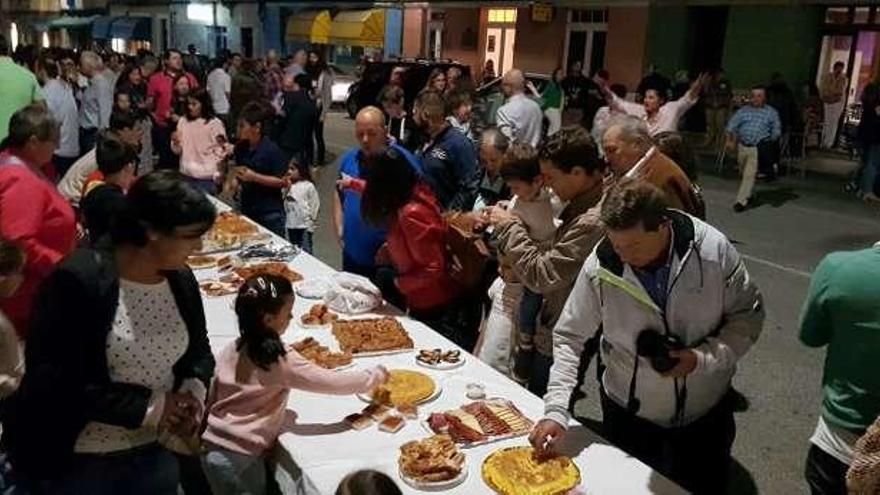 Trevías sale a comer a la calle en las fiestas