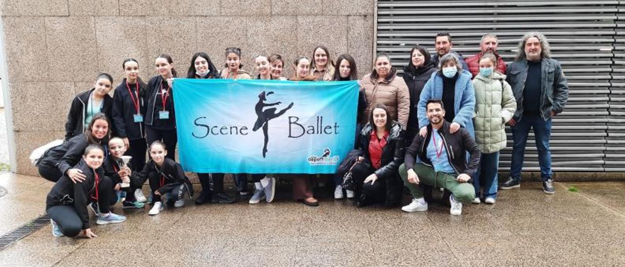 Padres, profesores y bailarinas de Scene Ballet en el certamen celebrado en Ourense.