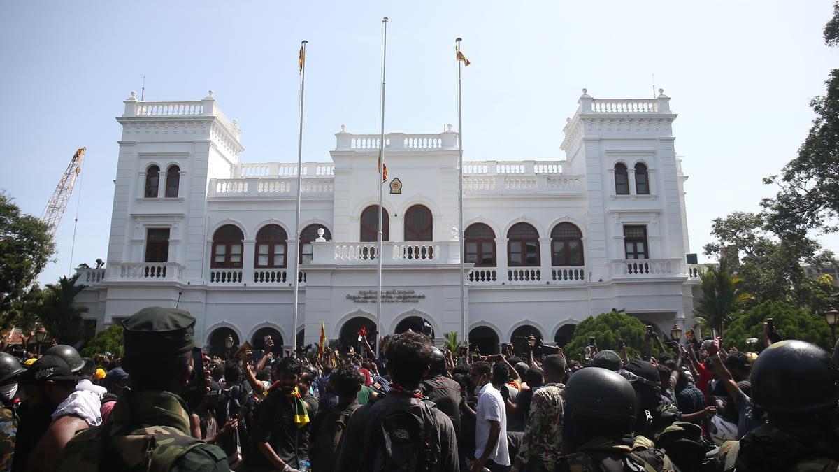 Manifestantes irrumpen en la oficina del primer ministro de Sri Lanka para reclamar la dimisión de Ranil Wickremesinghe, primer ministro y presidente interino del país tras la huida de Gotabaya Rajapaksa.