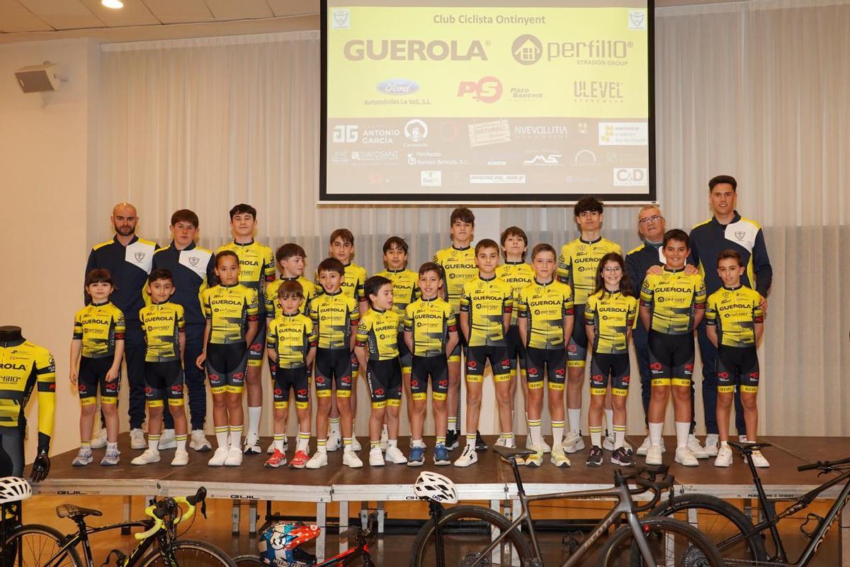 Corredores de la Escuela de Ciclismo del Club Ciclista Ontinyent en la presentación de la temporada 2026.