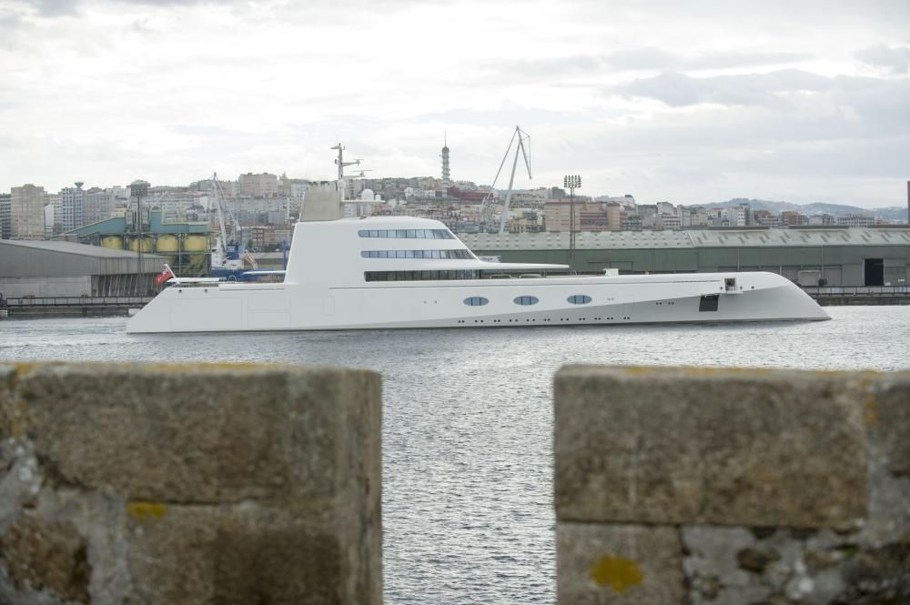 El megayate ''A'', en su entrada en A Coruña