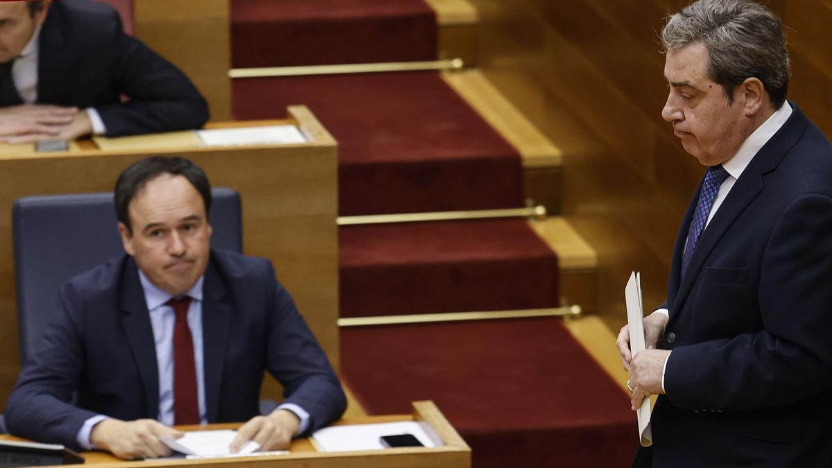 El president Juanfran Pérez Llorca y el sindic de Vox José María Llanos debaten en la última sesión de control.