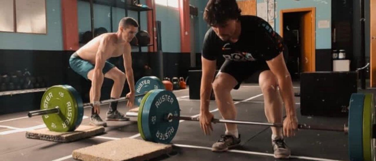 Josemi (izquierda) y David (derecha) Salas realizan un ejercicio en su gimnasio habitual de entrenamiento