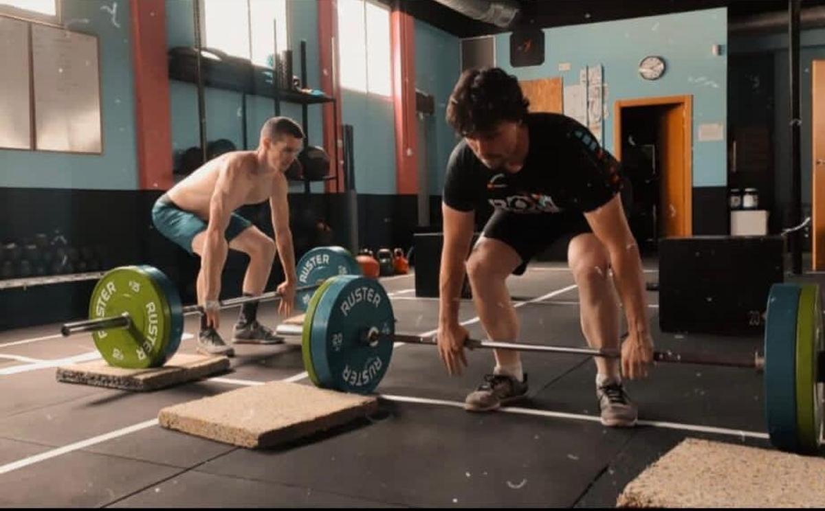 Josemi (izquierda) y David (derecha) Salas realizan un ejercicio en su gimnasio habitual de entrenamiento