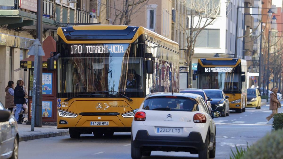 Un autobús metropolità en un carrer de Xirivella