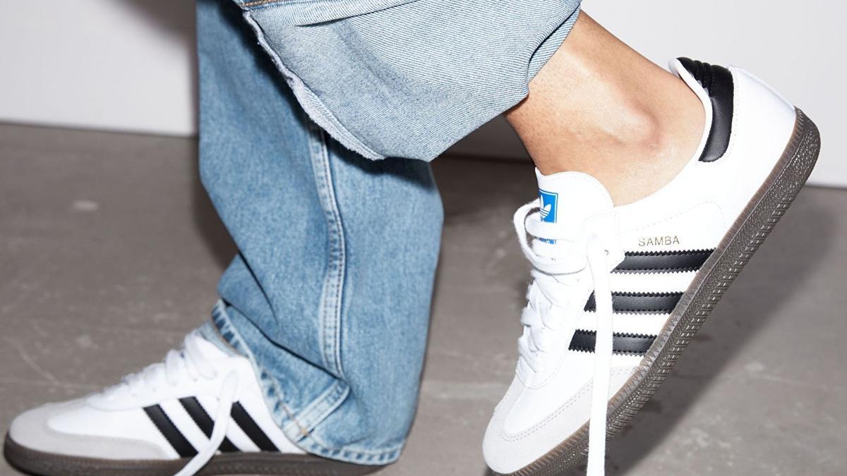 Así es como las mujeres de más de 40 años combinan con estilo sus Adidas Samba